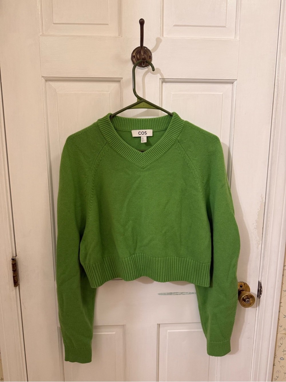 COS Bright Green V-Neck Cropped Sweater Size M